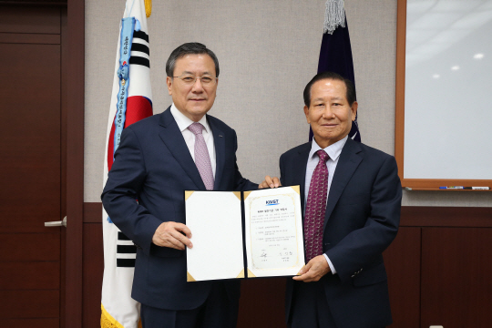 신성철(사진 왼쪽) KAIST 총장과 이종우(〃오른쪽) 한국호머 회장이 발전기금 약정식을 갖고 기념촬용을 하고 있다. 사진제공=KAIST