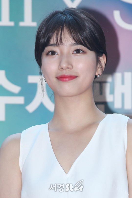 가수 겸 배우 수지가 15일 오후 서울 영등포구 여의도동에 위치한 한 쇼핑몰 노스아트리움에서 열린 팬사인회에 참석해 포토타임을 갖고 있다.