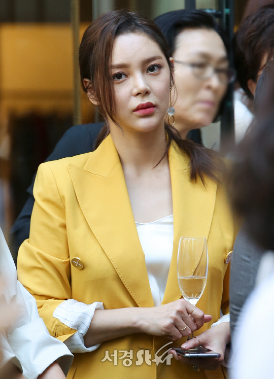 배우 박시연이 15일 오후 서울 강남구 한 갤러리에서 열린 전시 오프닝 행사에 참석하고 있다.