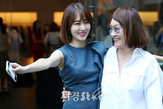 배우 겸 가수 이정현, 지춘희 디자이너가 15일 오후 서울 강남구 한 갤러리에서 열린 전시 오프닝 행사에 참석하고 있다.