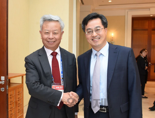 김동연(오른쪽) 경제 부총리 겸 기획재정부 장관이 15일 제주에서 진리췬 AIIB 총재를 만나 악수를 나누고 있다./사진제공=기재부