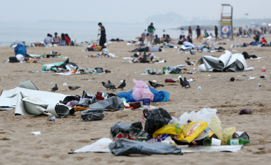 <YONHAP PHOTO-0640> 양심 실종으로 쓰레기 천지된 경포해변  (강릉=연합뉴스) 유형재 기자 = 주말과 휴일 막바지 피서인파가 동해안에 몰린 가운데 16일 새벽 강원 강릉시 경포해변에는 일부 몰지각한 피서객들이 마구 버린 쓰레기가 백사장을 온통 덮고 있다. 2009.8.16  yoo21@yna.co.kr/2009-08-16 14:18:39/<저작권자 ⓒ 1980-2009 ㈜연합뉴스. 무단 전재 재배포 금지.>