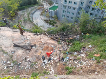 지난 5일 서울 강북구 ‘북서울꿈의숲’ 인근 비탈길이 주민들이 몰래 버린 각종 쓰레기들로 어지럽혀져 있다. /신다은기자