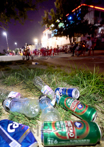 열대야가 찾아온 지난해 7월26일 오후 서울 한강시민공원 반포 지구 앞에 시민들이 버린 쓰레기들이 놓여져 있다./송은석기자