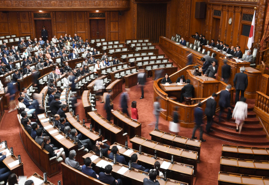 15일(현지시간) 일본 도쿄 지요다구 국회의사당에서 참의원 의원들이 공모법 찬반 여부를 투표하기 위해 의장석 쪽으로 걸어나가고 있다. /도쿄=AP연합뉴스