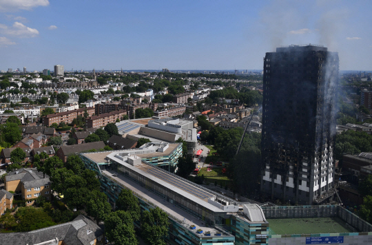 화재로 전소된 영국 런던 서부 소재 ‘그렌펠타워’.  /런던=AFP연합뉴스