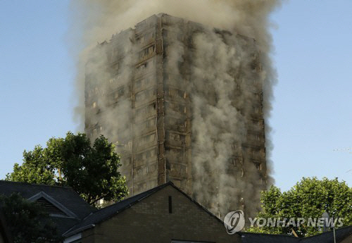 런던 아파트 화재 사망자 17명으로 늘어…실종자 많아 더 늘어날 듯