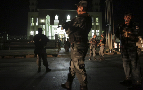 아프가니스탄의 보안 요원들이 자살폭탄 공격이 발생한 이슬람 사원 주변을 살피고 있다. /AP연합뉴스