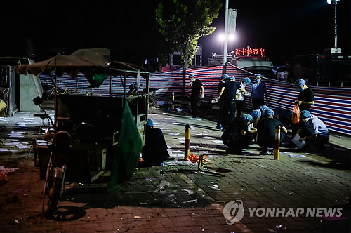 중국 쉬저우시 폭발사고 현장에서 감식 중인 공안요원/연합뉴스