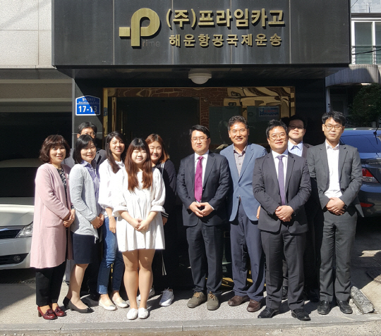 프라임카고 임직원들이 서울 마포구 서교동 사옥 앞에서 함께 기념촬영을 하고 있다. /사진제공=프라임카고