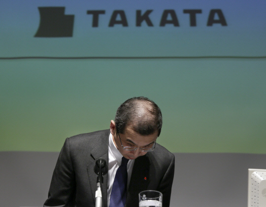 일본 자동차 업체 다카타의 다카타 시게히사 회장이 지난 2015년 6월 열린 기자회견에서 지금까지 총 17명을 숨지게 한 ‘죽음의 에어백’ 제조에 책임을 표하며 고개를 숙이고 있다. /도쿄=EPA연합뉴스