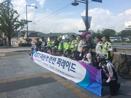 지난 13일 오후, 자출사, 서울시, 서울지방경찰청이 함께 ‘자전거 안전 퍼레이드’를 열고 자전거 우선 도로에 대한 운전자와 시민들의 인식 개선을 위한 활동을 벌였다./사진=윤상언인턴기자
