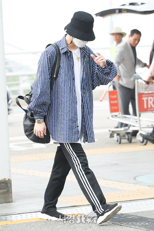 갓세븐 JB가 16일 오전 인천 중구 운서동 인천국제공항을 통해 해외 일정 참석차 태국 방콕으로 출국하고 있다.