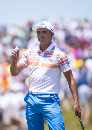 Rickie Fowler acknowledges the gallery as he finishes his first round  at the 117th U.S. Open golf tournament at Erin Hill golf course in Erin, Wisconsin on June 15, 2017. Photo by Kevin Dietsch/UPI      <저작권자(c) 연합뉴스, 무단 전재-재배포 금지>