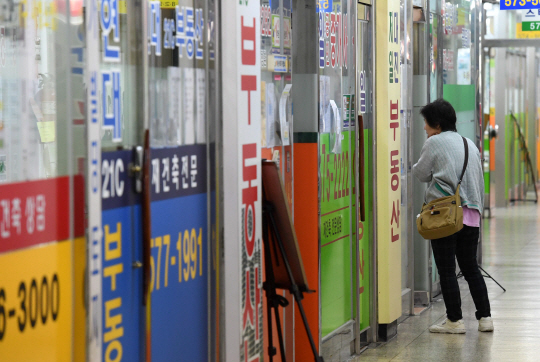 정부의 부동산 안정화 대책 발표가 임박하면서 아파트 가격 상승세가 둔화되는 등 주택 시장에 냉기가 감돌고 있다. 강남은 물론 강북에서도 관망세가 확산되며 부동산중개업소가 밀집한 한 상가 내부가 한산한 모습이다. /서울경제DB