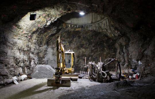 세계 최초의 사용 후 핵연료 폐기물 처분장이 될 핀란드 올킬루오토 섬 지하에 건설 장비가 터널을 건설하고 있다/사진제공=뉴욕타임스