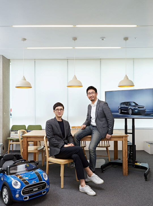 송우디(왼쪽), 최철훈 미스터픽 공동대표가 서울 강남 인근에 위치한 사무실에서 포즈를 취하고 있다.