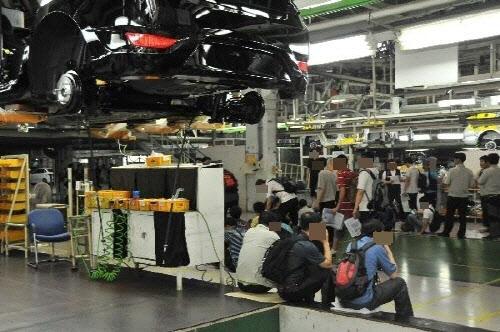 현대자동차 울산 공장 직원들이 특근거부로 작업을 멈추고 퇴근 준비를 하고 있는 모습. /서울경제DB