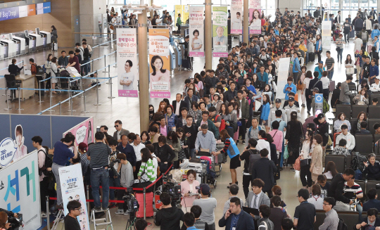 지난달 황금연휴 기간에 제19대 대통령선거 사전투표를 하려는 인파들이 게 줄을 서 있다. /영종도=권욱기자