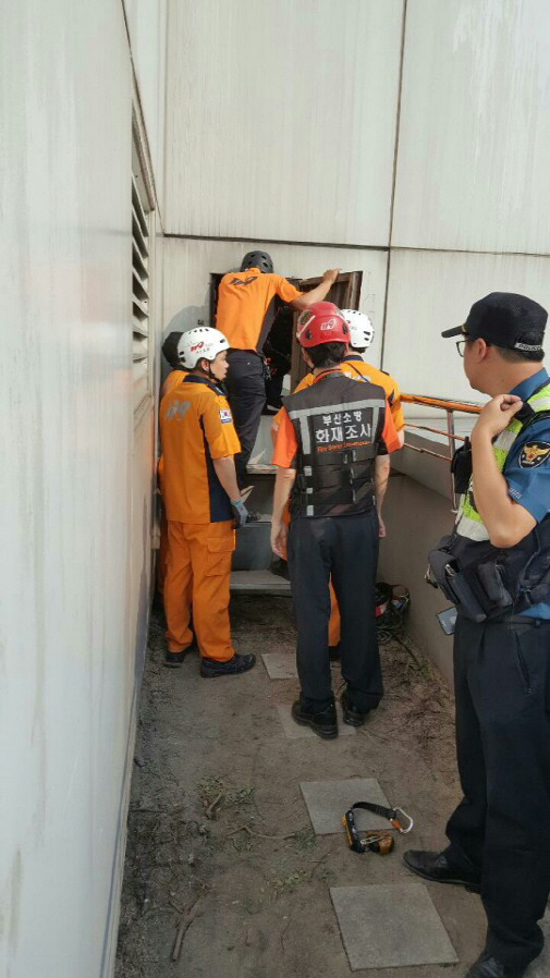 부산 해운대구의 한 백화점 10층 공원에서 놀던 초등학생이 기계실 내 통로에서 떨어져 숨졌다./사진제공=부산경찰청