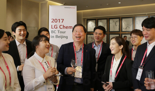 박진수 LG화학 부회장(왼쪽 다섯번째)이 중국 베이징에서 열린 ‘비지니스&캠퍼스(Business & Campus) 투어’에서 참가자들과 함께 얘기를 나누고 있다. /사진제공=LG화학