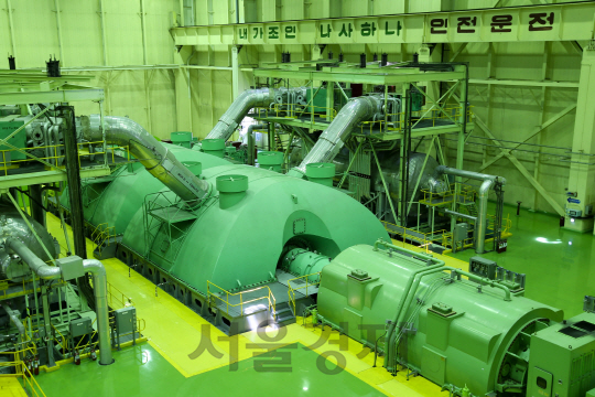 부산 기장군에 위치한 고리 1호기 원자력발전소에서 발전기 터빈이 돌고 있다. /사진제공=한국수력원자력