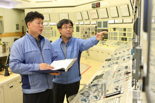 한국수력원자력 직원들이 부산 기장군에 위치한 고리 1호기 원자력발전소 주제어실에서 안전 점검을 하고 있다. /사진제공=한국수력원자력