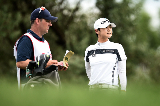 GRAND RAPIDS, MI - JUNE 17: Sung Hyun Park of South Korea speaks with her caddie on the 12th hole during the third round of the Meijer LPGA Classic at Blythefield Country Club on June 17, 2017 in Grand Rapids, Michigan.   Stacy Revere/Getty Images/AFP  == FOR NEWSPAPERS, INTERNET, TELCOS & TELEVISION USE ONLY ==      <저작권자(c) 연합뉴스, 무단 전재-재배포 금지>