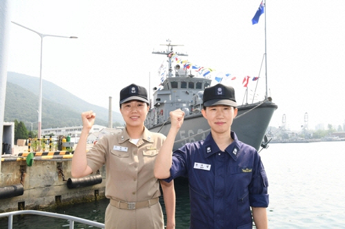 안희현 소령(왼쪽)과 안미영 소령 사진제공=해군