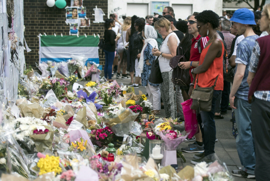 18일(현지시간) 런던 시민들이 그린펠 타워 인근에서 희생자들을 추모하고 있다./런던=EPA연합뉴스