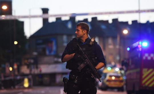 19일(현지시간) 무장한 경찰이 차량 돌진 테러가 발생한 영국 런던 핀즈버리파크 인근에서 경계를 서고 있다. 경찰은 이날 새벽 발생한 테러 추정 공격으로 지역민들의 안전이 우려된다는 이유에서 경찰 병력을 추가 배치했다./런던=EPA연합뉴스