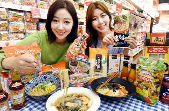 서울 등촌동 홈플러스 강서점에서 모델들이 각종 면 요리를 선보이고 있다./사진제공=홈플러스