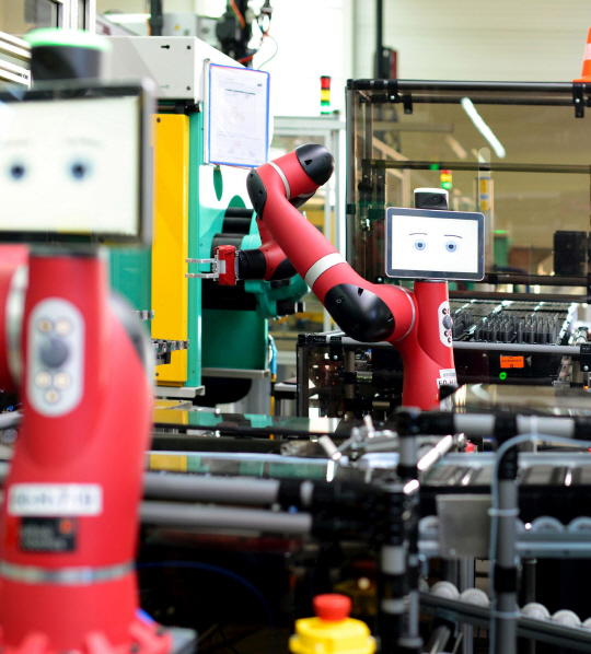 리싱크 로보틱스가 만든 이 ‘협업 로봇(collaborative robot)’은 과거 한 사람이 연간 2,400시간 투입해 하던 부품 포장 업무를 도맡아 처리하고 있다.