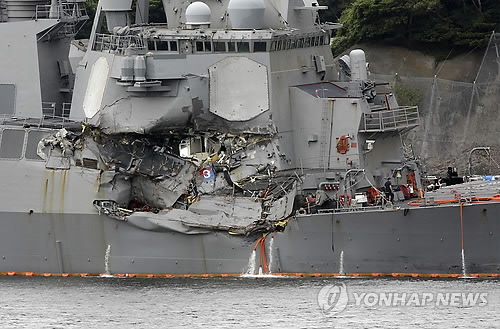 지난 17일 오전 일본 해역 인근에서 필리핀 컨테이너 선박과 충돌한 미국 해군 이지스 구축함 ‘피츠제럴드’가 충돌하는 사고가 발생했다. 사고로 이지스함의 선체 중앙 오른쪽이 크게 파손된 모습./연합뉴스