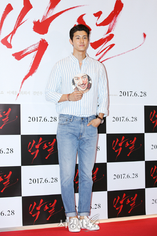 배우 이기우가 19일 오후 서울 강남구 메가박스 코엑스에서 열린 영화 ‘박열’ VIP시사회 포토월 행사에 참석해 포즈를 취하고 있다.