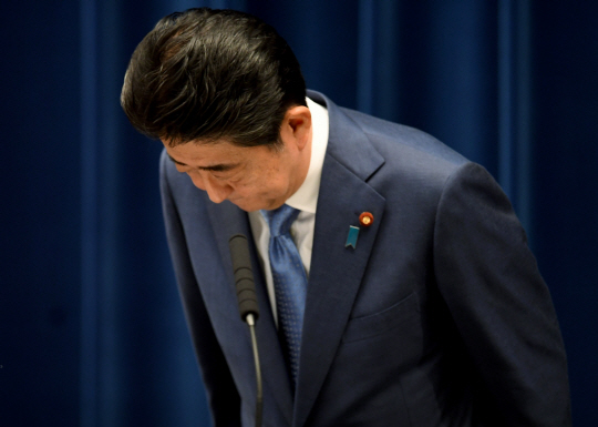 아베 신조 일본 총리가 19일(현지시간) 도쿄 총리 관저에서 기자회견을 마치며 인사하고 있다. /도쿄=AFP연합뉴스