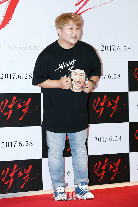 가수 허각이 19일 오후 서울 강남구 메가박스 코엑스에서 열린 영화 ‘박열’ VIP시사회 포토월 행사에 참석해 포즈를 취하고 있다.