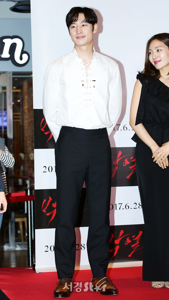 배우 이제훈이 19일 오후 서울 강남구 메가박스 코엑스에서 열린 영화 ‘박열’ VIP시사회 포토월 행사에 참석해 포즈를 취하고 있다.
