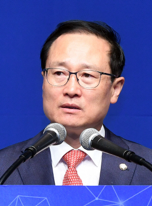 홍영표 국회 환경노동위원장