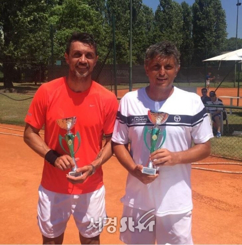 테니스 선수로 전업한 파올로 말디니(왼쪽)