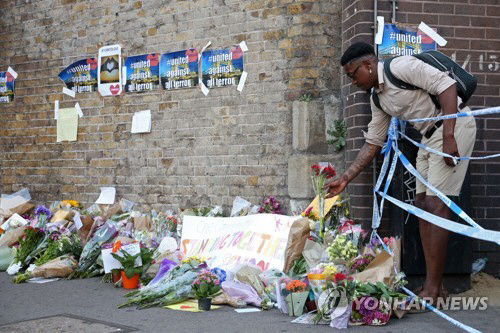 무슬림을 겨냥한 차량 테러가 발생한 영국 런던에서 희생자를 추모하는 움직임이 잇따르고 있다/연합뉴스