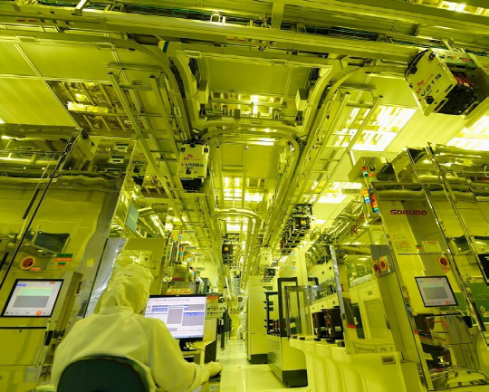 SK하이닉스 이천 공장 내부에 깔려있는 반도체 생산 라인.