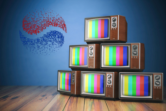 한국 TV는 해외 수출 40년만에 글로벌 TV시장의 패러다임을 이끄는 TV강국으로 자리매김했다.국내 업체들은 경쟁사들에게 단 한번의 추월도 허용하지 않겠다는 각오로 기술 혁신에 매진하고 있다.