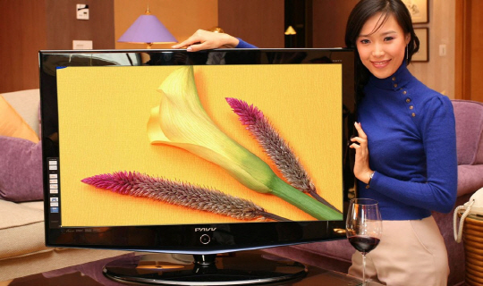 국내 기업들은 ‘디자인’을 TV 선택의 새로운 기준으로 끌어들였다.  (위) LG전자 디자인센터를 방문해 TV 제품 디자인을 살펴보고 있는 구본무 LG그룹 회장.  (아래) 와인잔에서 영감을 얻어 디자인한 삼성전자의 디지털TV ‘보르도’.