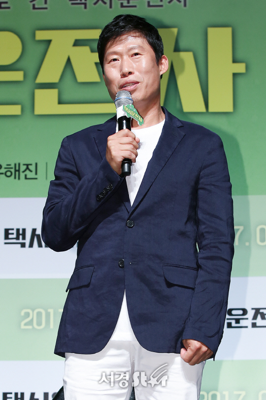 배우 유해진이 20일 오전 서울 강남구 CGV 압구정에서 열린 영화 ‘택시운전사’ 제작보고회에 참석해 소개를 하고 있다. /사진=조은정 기자