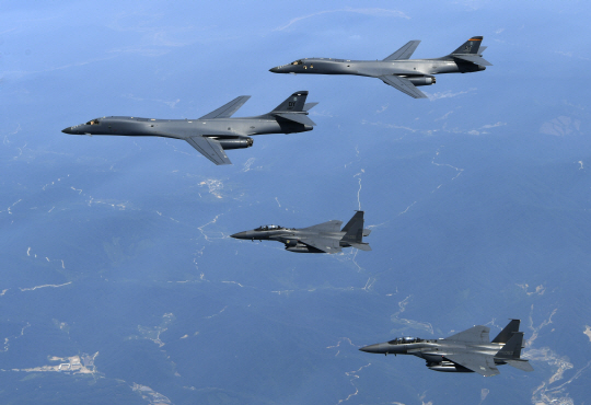 한반도 상공에 전개된 미 공군 B-1B 전략 폭격기가 한국 공군 F-15K 전투기의 엄호를 받으며 지상 폭격 훈련을 준비하고 있다. /사진제공=공군