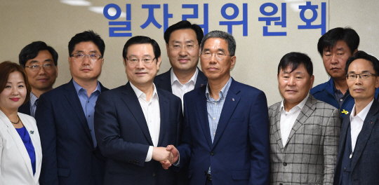 이용섭(왼쪽 네번째) 일자리위원회 부위원장이 20일 서울 창성동 정부서울청사 별관에서 한국노총과 정책간담회를 열기에 앞서 김주영(〃 여섯번째) 한국노총 위원장과 악수하고 있다. /송은석기자