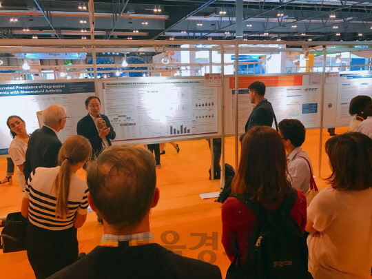 서창희 아주대학교 류마티스 내과 교수가 현지시간 17일 스페인 마드리드에서 열린 유럽류마티스학회의 포스터 세션에서 트룩시마와 오리지널의약품 간 효능 및 안전성 비교를 위한 48주 장기 임상 결과에 대해 설명하고 있다. /사진제공=셀트리온