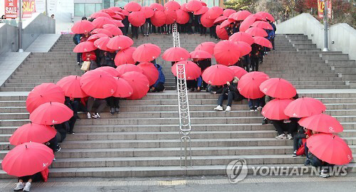 2015년 12월 1일 서울역광장에서 열린 ‘제28회 세계 에이즈의 날 캠페인’ 참석자들이 HIV 감염인 차별 금지를 주장하며 퍼포먼스를 벌이고 있다./연합뉴스