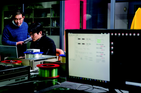 문성욱(왼쪽) 차세대반도체연구소 양자정보연구 단장과 한상욱 박사가 양자암호통신기술에 대한 점검을 하고 있다./사진제공=KIST
